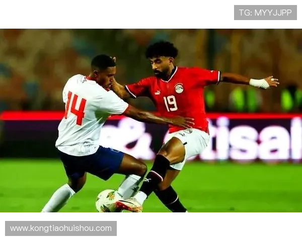 全球瞩目的足球巨星们如何塑造了现代足球的魅力与传奇